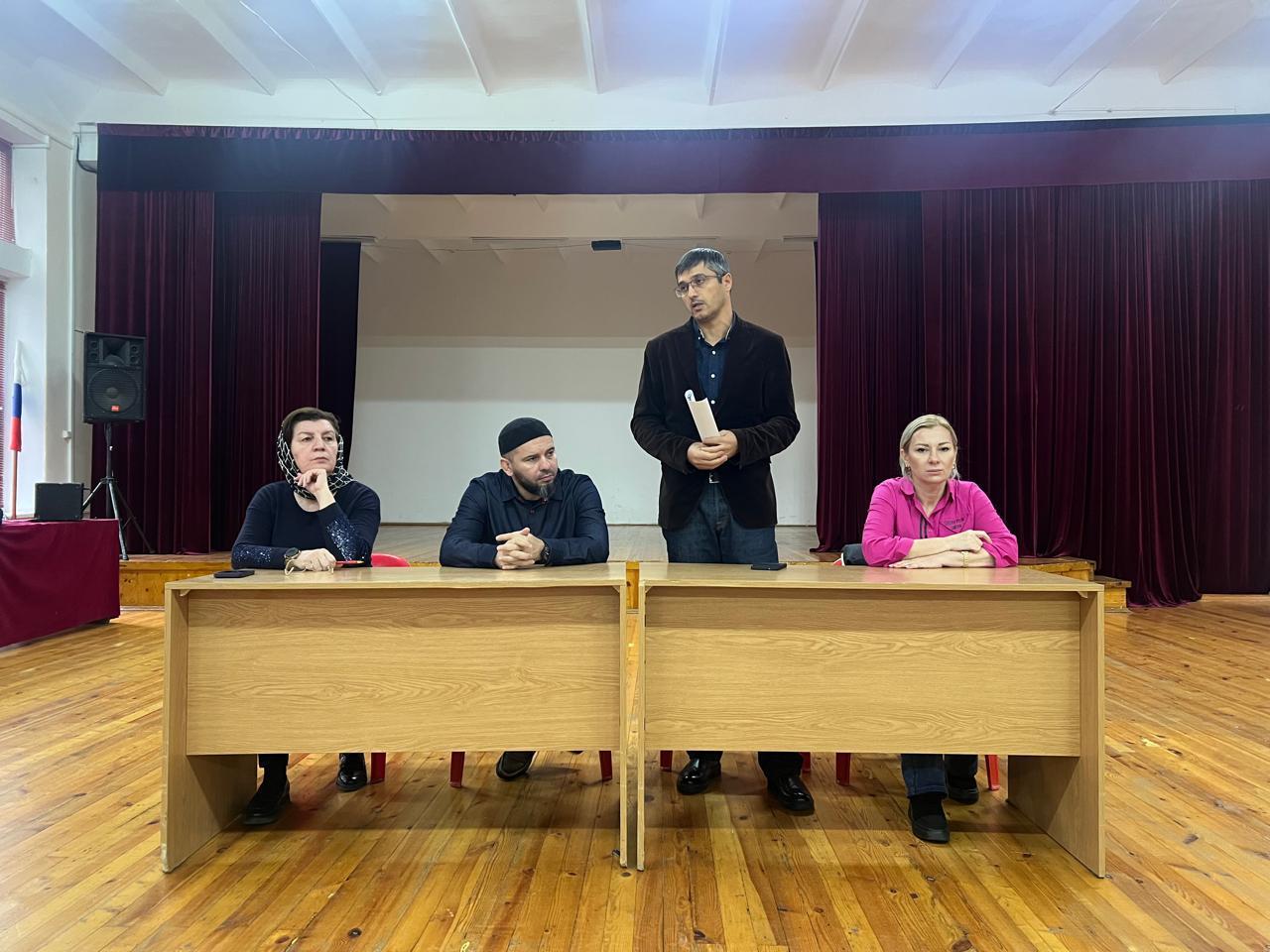 Сотрудники Миннаца Дагестана провели встречу со школьниками и иностранными учащимися